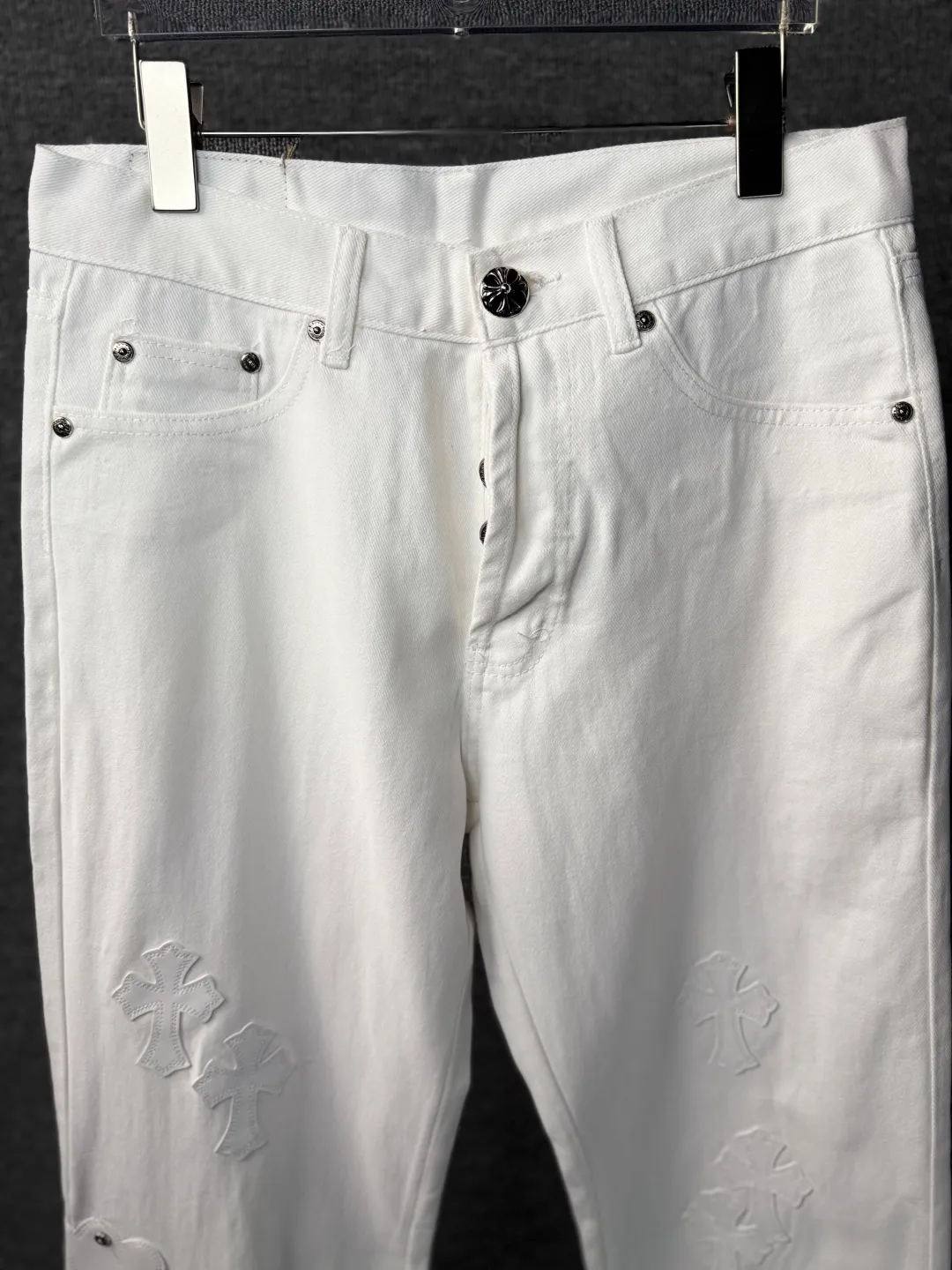 P280 💰 (Top version) Chrome Hearts White Bull King Metal Cross White Leather Heavy Industry Jeans Chrome Hearts is a brand that has always been famous for its high-end and design. The quality of these pants is unparalleled, and a pair is often hard to find at counters. It uses top-notch heavy-duty washing technology, the calf leather laser-cut cross is particularly exquisite, and the aged silver hardware adds a sense of retro and luxury. White denim fabric, paired with a cross leather design, is fashionable and individual. The straight version is also particularly slim. The style is the same for men and women, so whoever wears it will look better! The matching suggestions are as follows: Cool street style: Pair the upper body with a black short crop top, a black leather jacket, and black Martin boots. Wear a silver necklace and ring from Crowe and walk on the street to feel cool. Casual fashion style: wear a simple white cotton T-shirt inside, a loose denim jacket outside, and white sneakers. Overall casual and comfortable, suitable for daily travel and shopping. High-end outfit: Pair it with a black silk-textured shirt, tuck it into pants, and put on a pair of black leather shoes. Wear a black suit jacket to instantly enhance your temperament, and you can attend some formal occasions without any pressure. Color: White Ox King Size: 28-30-32-34 (corresponds to S-M-L-XL)